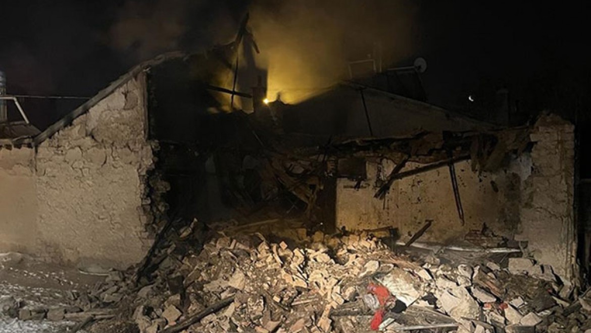 Konya'da yangın çıkan evde çöken çatının altında kalan 7 depremzede öldü