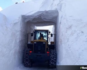 Hakkari'de üs bölgesinin yolu kardan tünel oluşturularak açıldı