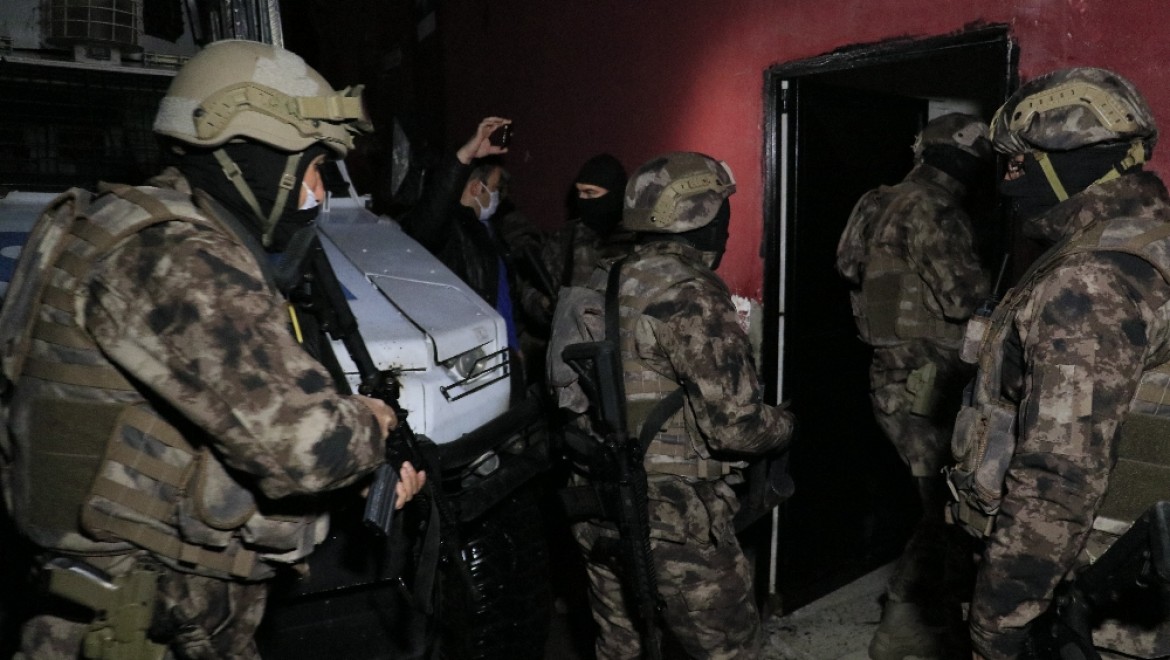 Adana'da şafak vakti uyuşturucu satıcılarına operasyon