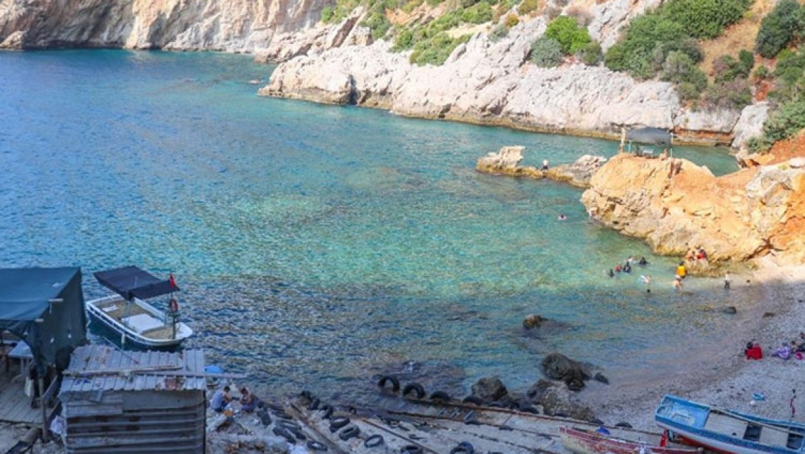 Akdeniz'de korsanların saklandığı Karamağara Koyu turist akınına uğruyor