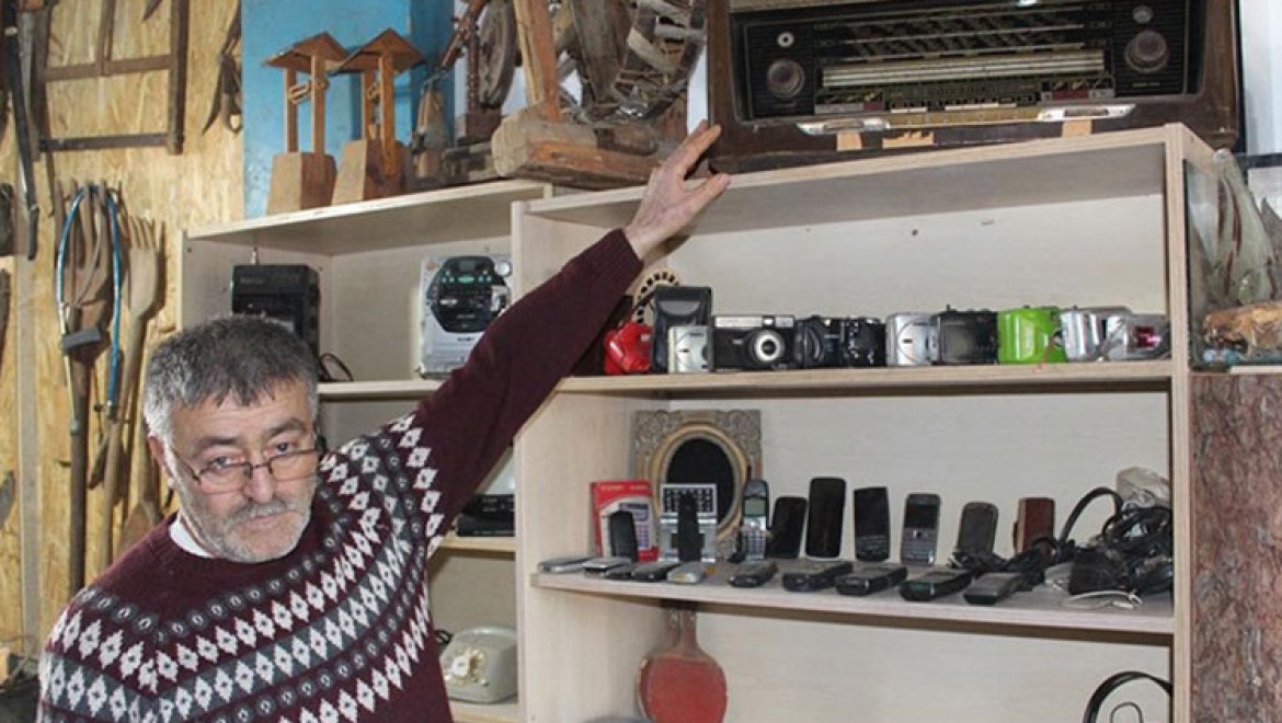 Samsun'da emekli marangoz 20 yılda topladığı antika eşyaları dükkanında sergiliyor