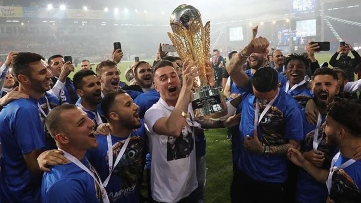 Süper Lig'e yükselen Çaykur Rizespor kupasını aldı