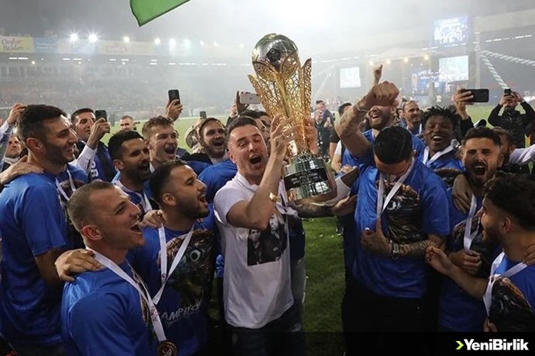 Süper Lig'e yükselen Çaykur Rizespor kupasını aldı