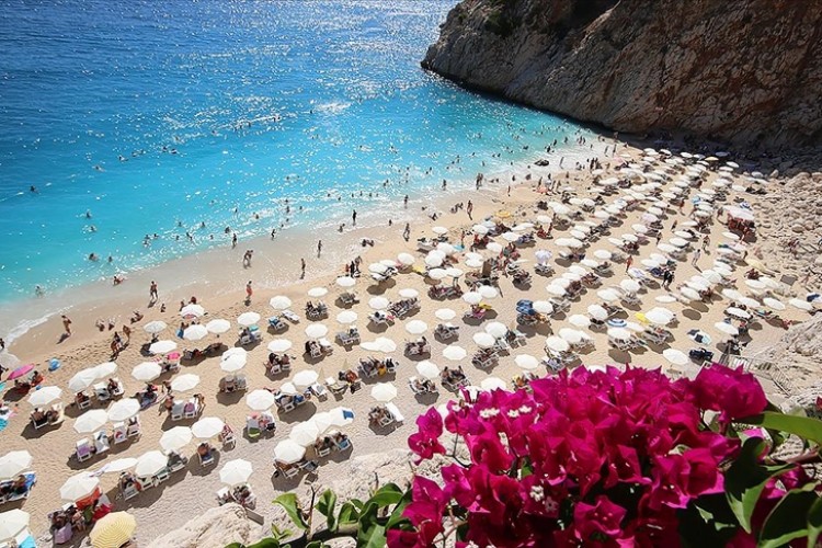 Antalya 10 ayda 8,6 milyon turisti ağırladı