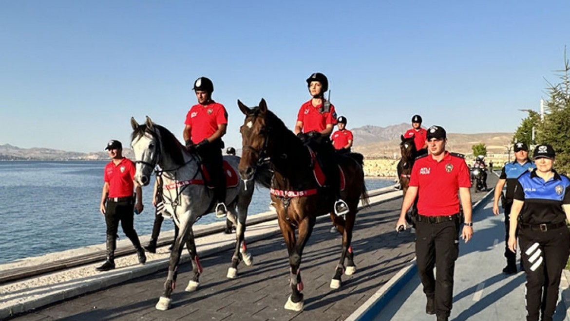 Van Emniyet Müdürlüğü bünyesinde "atlı polisler" göreve başladı