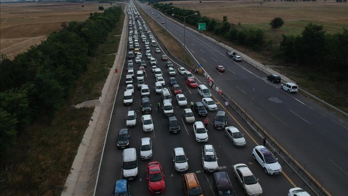 Anadolu Otoyolu'nda 30 Kilometrelik Araç Kuyruğu