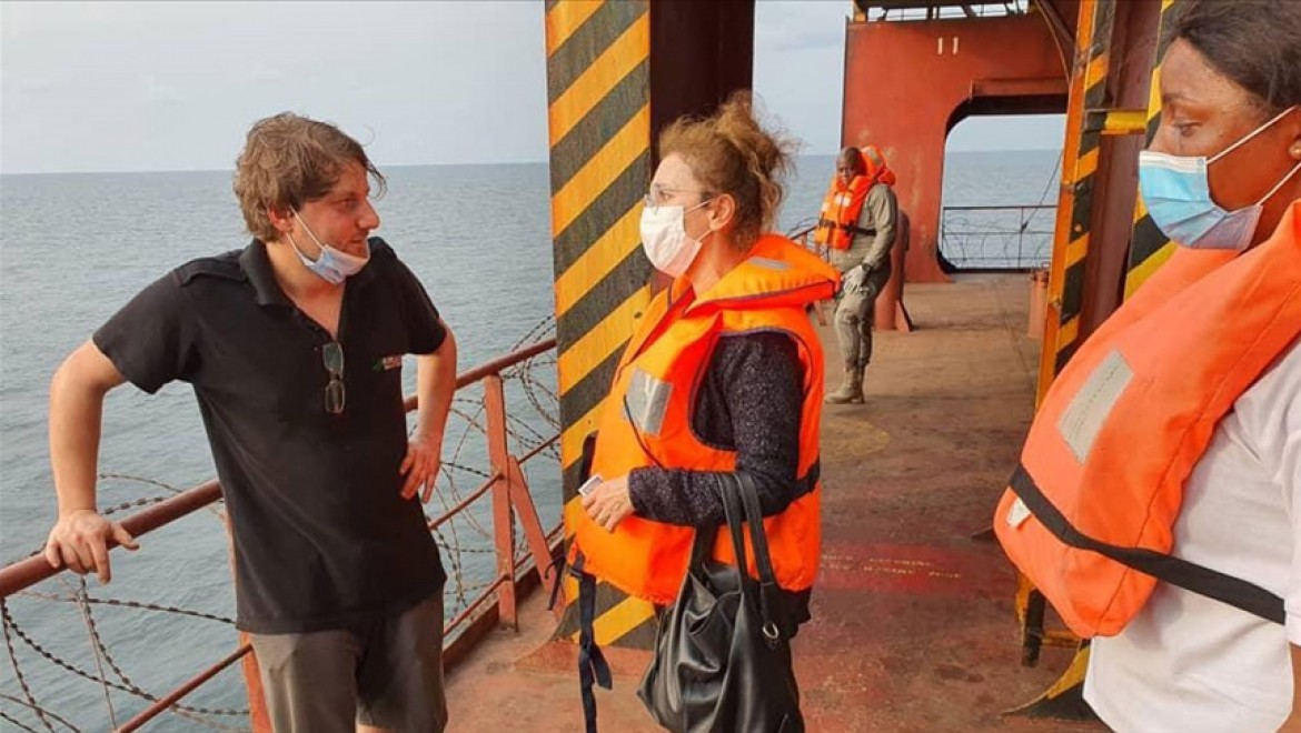 Türkiye'nin Librevil Büyükelçisi Kaygısız, korsan saldırısına uğrayan geminin mürettebatıyla görüştü