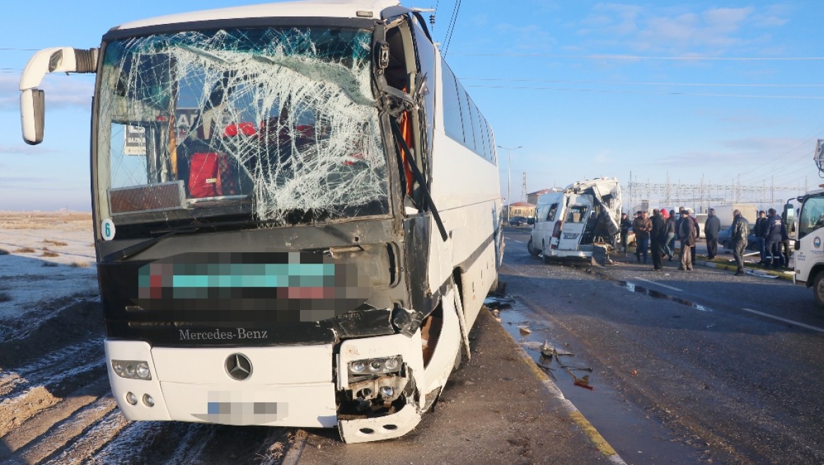 Otobüsle Minibüs Çarpıştı: 17 Yaralı