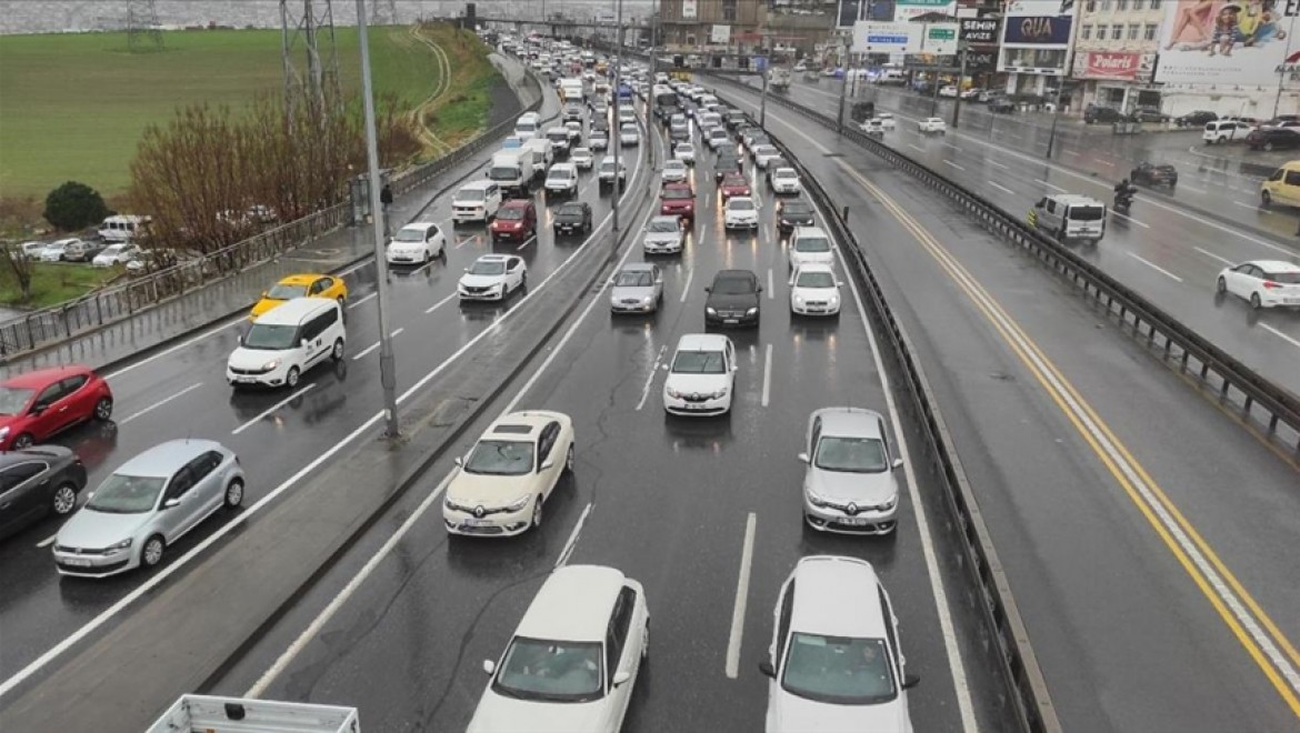 İstanbul'da kısıtlama sonrası trafik yoğunluğu sürüyor
