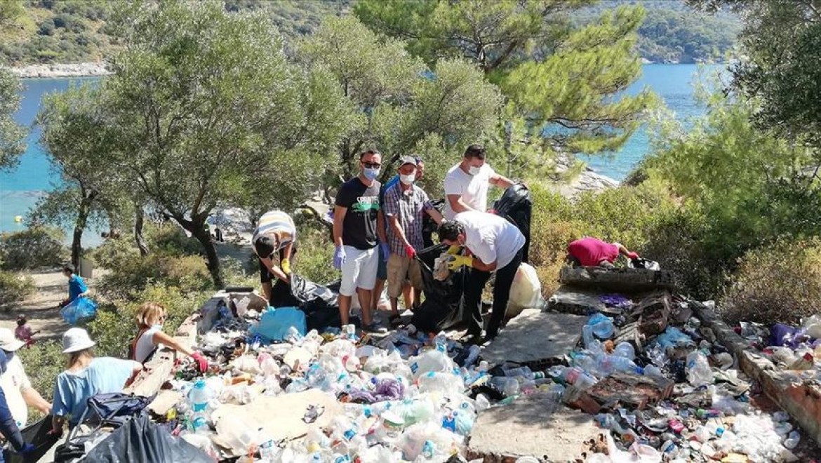 Fethiye'de çevre gönüllüleri bir koyda 4 saatte 2 ton çöp topladı
