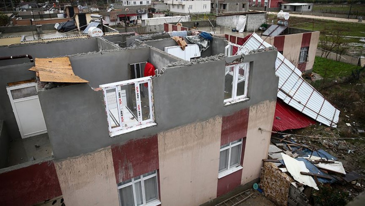 Adana'da 3 günlük evlerinin çatısı uçan aile yardım bekliyor