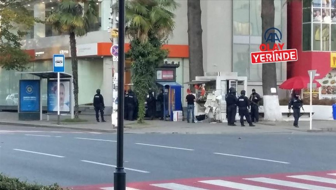 Gürcistan'da banka soymak isteyen saldırgan 20 kişiyi rehin aldı