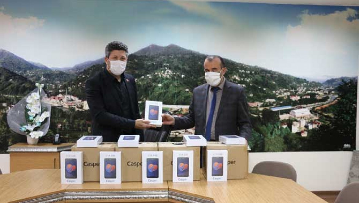 50 tablet, ihtiyaç sahibi öğrencilere dağıtılmak üzere ilçe milli eğitim müdürlüğü yetkililerine teslim edildi