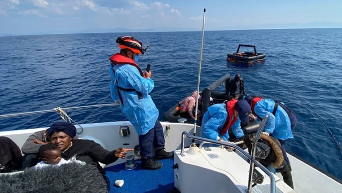 Türk kara sularına bırakılan 2 can salındaki 28 düzensiz göçmen kurtarıldı