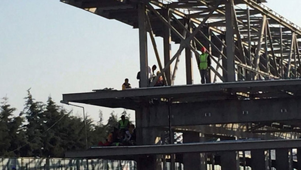 Spor Salonu İnşaatında İşçiler Çatıdan Düştü