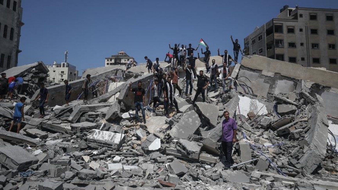 Gazzeli Gençler Vurulan Kültür Merkezinin Enkazında Sahne Aldı