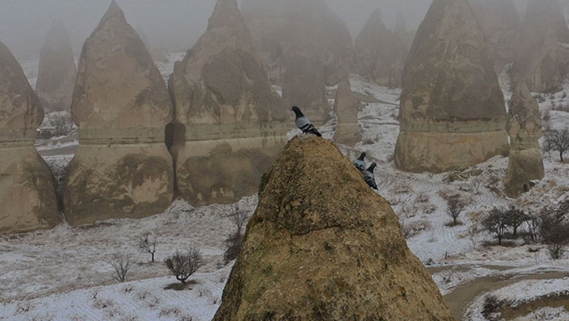 Kapadokya'da kar ve sis turistleri büyüledi