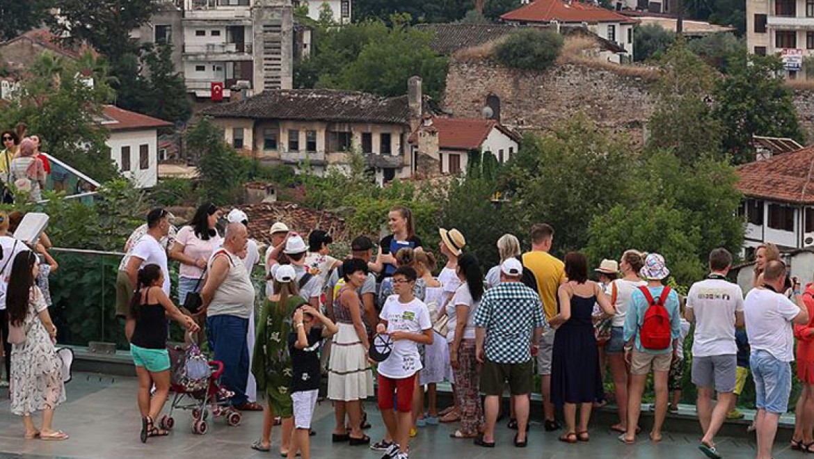 "Antalya'ya Bir Günde 79 Bin Yabancı Turist Geldi"
