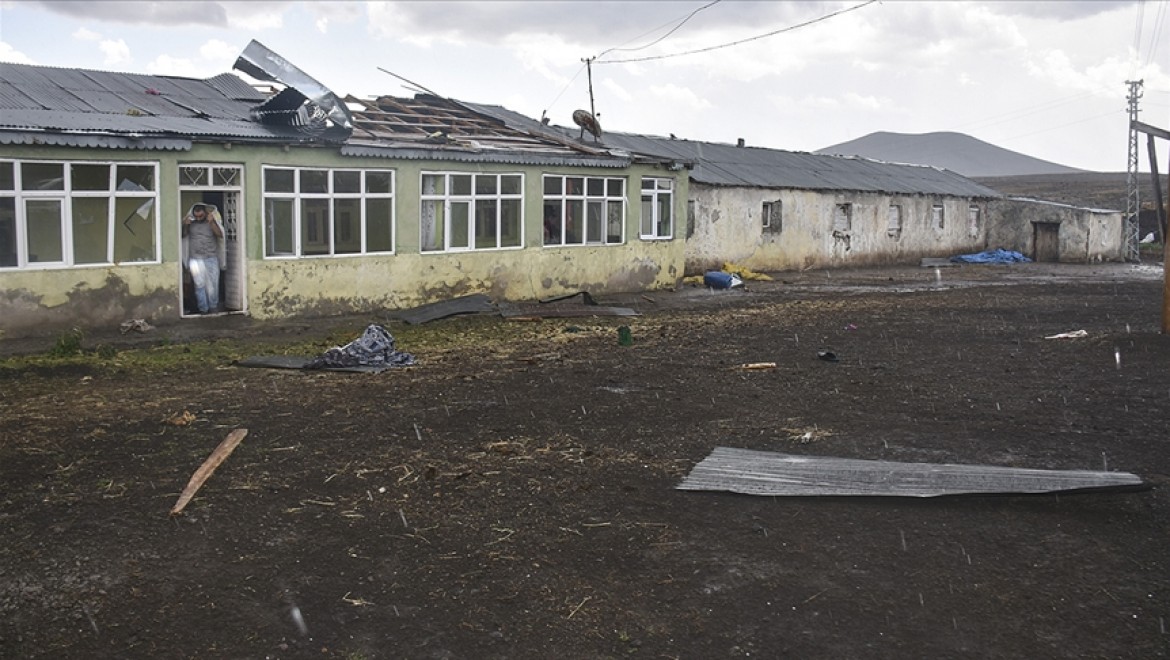 Kars'ta çıkan hortum evlerde hasar oluşturdu