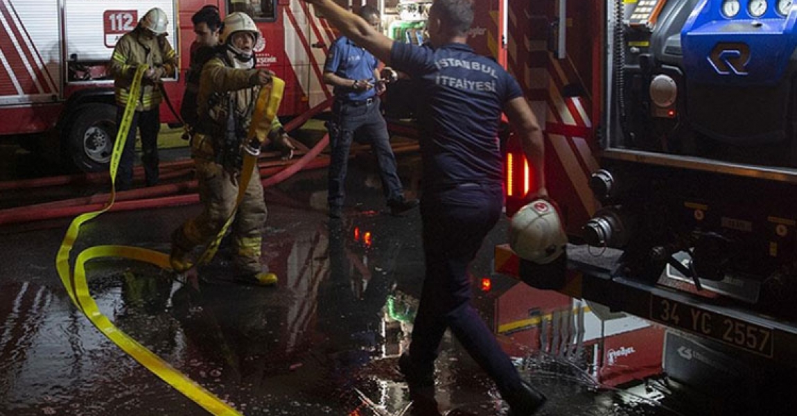 Zeytinburnu'nda hırdavat dükkanında çıkan yangın söndürüldü