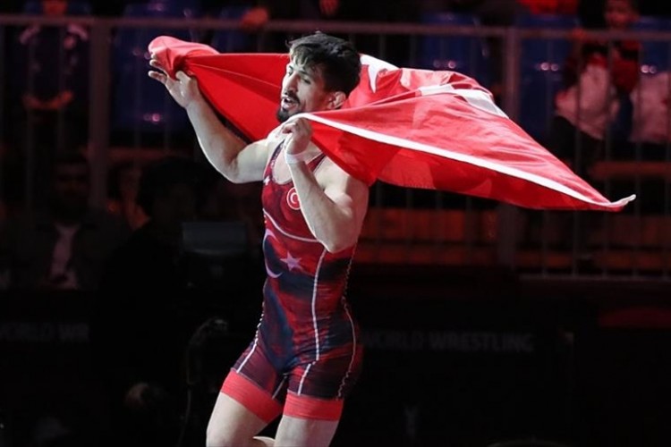 Milli güreşçi Kerem Kamal, grekoromen stil 60 kiloda altın madalya kazandı