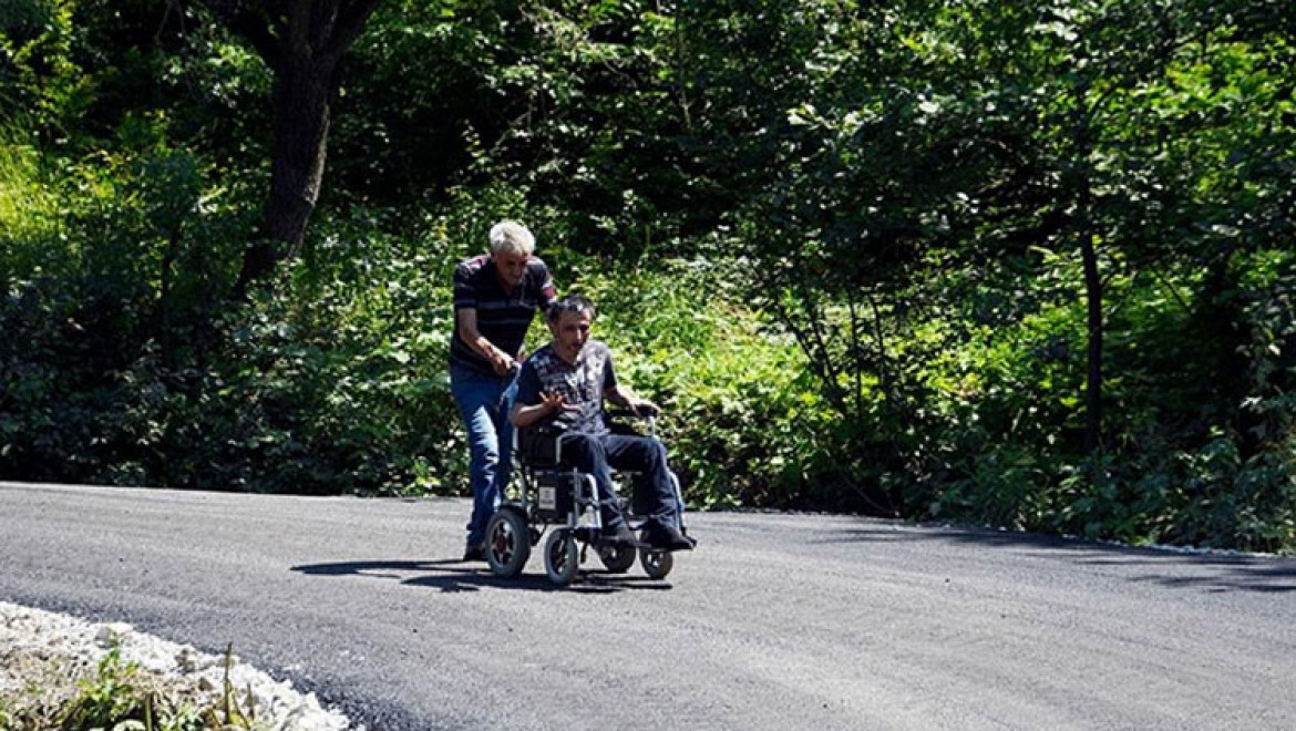 Eviyle ana yol arasındaki bölüm asfaltlanan engelli vatandaş hayata bağlandı