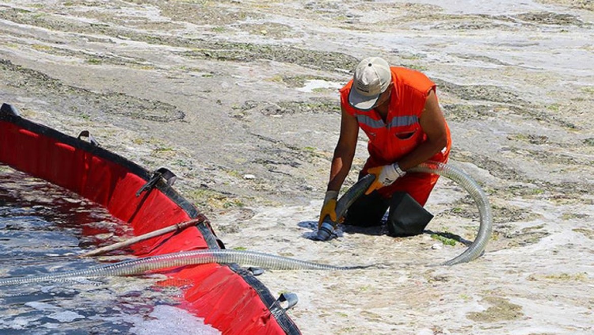 Bakan Kurum: Marmara Denizi'nden 5 günde 1700 metreküp müsilaj temizlendi