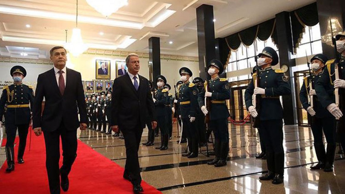 Milli Savunma Bakanı Akar Kazakistan'da