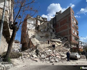 Kilis'te ağır hasarlı 4 katlı bina çöktü