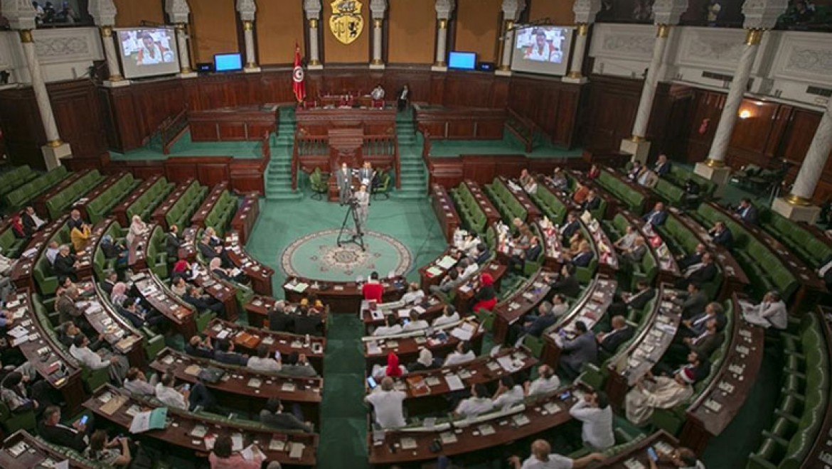 Tunus Meclisindeki partilerin çoğu Cumhurbaşkanı Said'in darbe girişimini anayasaya aykırı buluyor