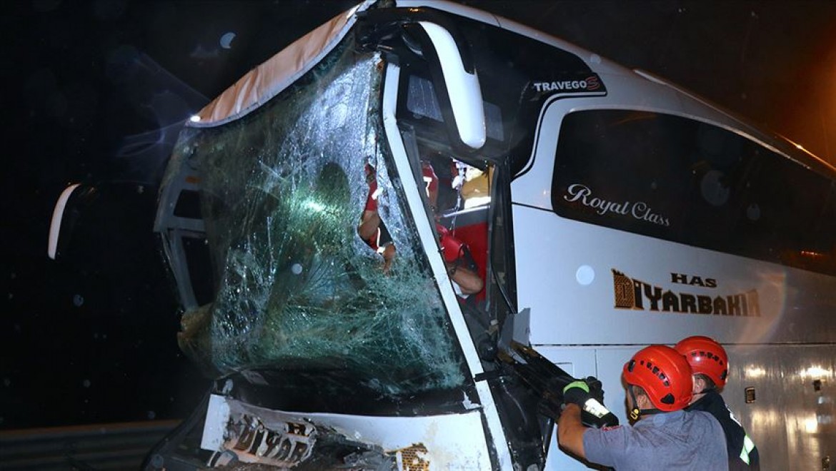 Anadolu Otoyolu'nda yolcu otobüsü ile tır çarpıştı: 37 yaralı