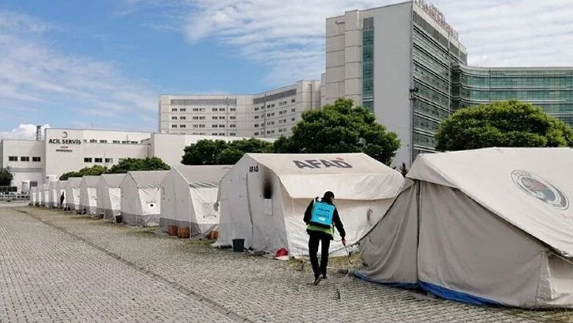 Malatya'da depremzedelerin kaldığı konteyner ve çadırlar ilaçlanıyor