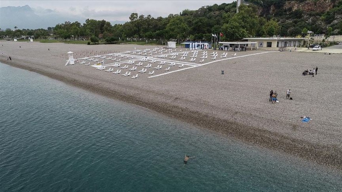 Antalya'nın plajlarında sosyal mesafeli 'deniz keyfi' başladı