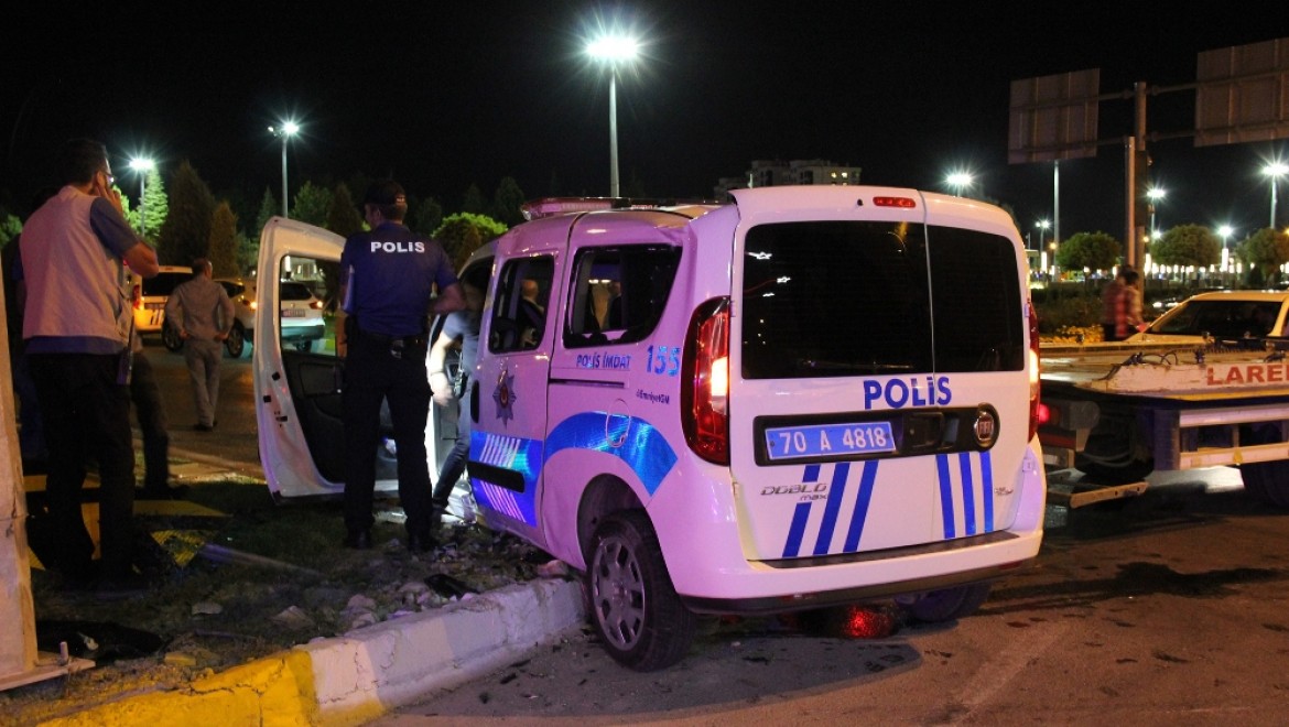 Cip Polis Aracına Çarptı: 3 Yaralı