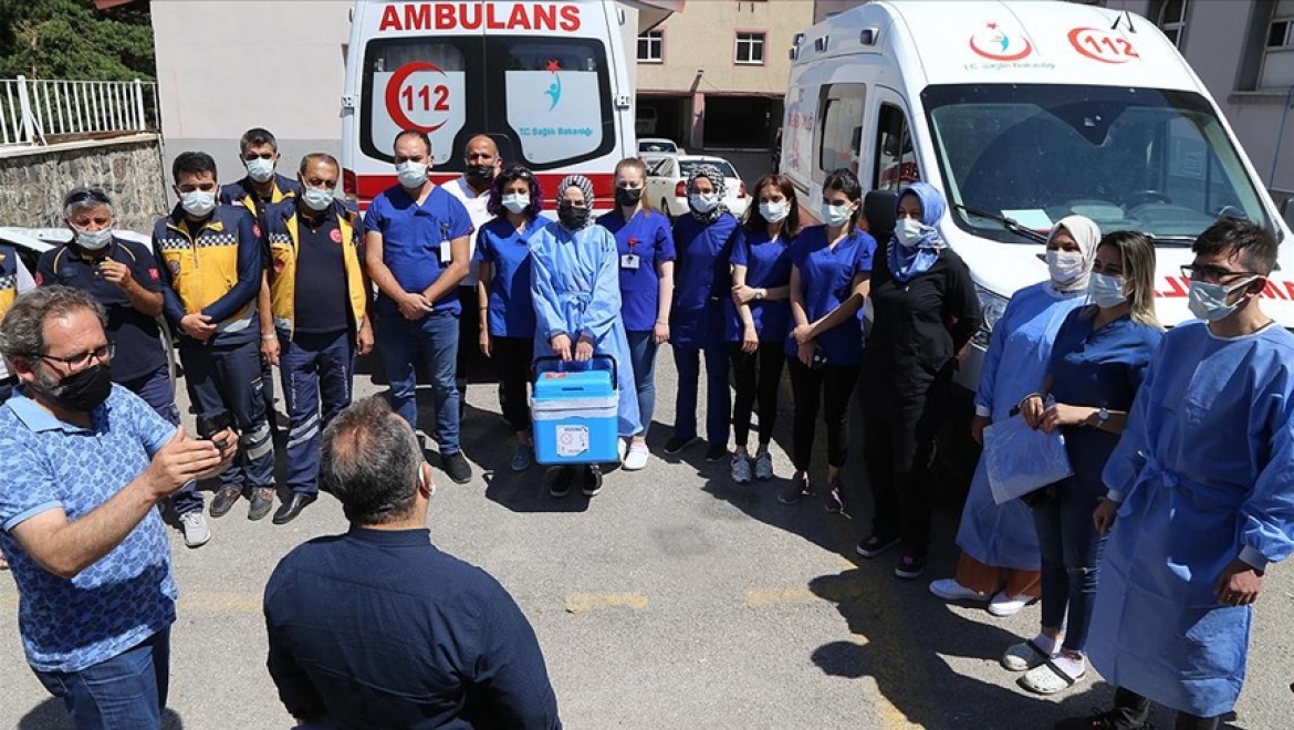 Erzurum'da sağlık ekiplerinin evlerde 'çat kapı' aşı mesaisi