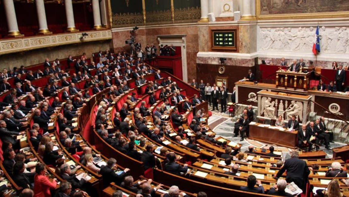 Fransa'da Anayasanın İlk Maddesi Değişti