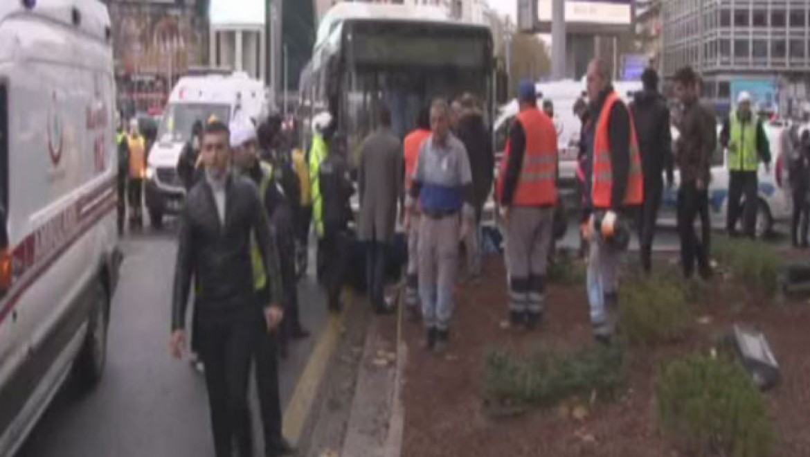 Kızılay'da Belediye Otobüsü Yayalara Çarptı: 2 Yaralı