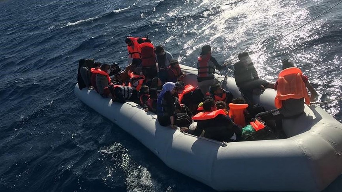 Çanakkale'de lastik bottaki 29 sığınmacı kurtarıldı