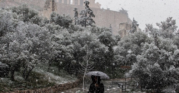 Yunanistan'da yoğun kar yağışı etkili oluyor