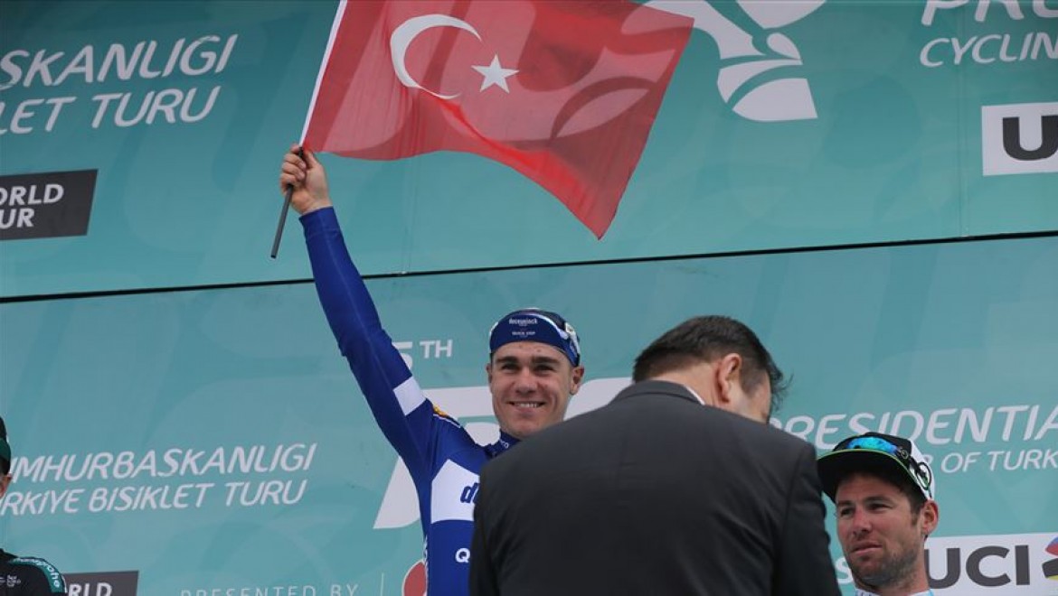 Üçüncü etabını kazanan Jakobsen: Podyuma Türk bayrağı ile çıktı