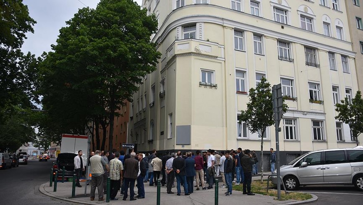 Avusturya'da İbadete Açılan Türk Camisinde Bayram Namazı Kılındı