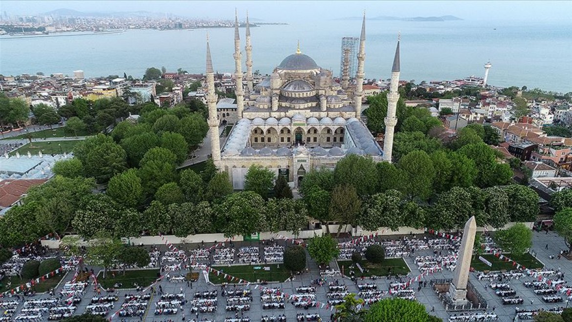 Sultanahmet'te binlerce kişi iftar sofrasında buluştu