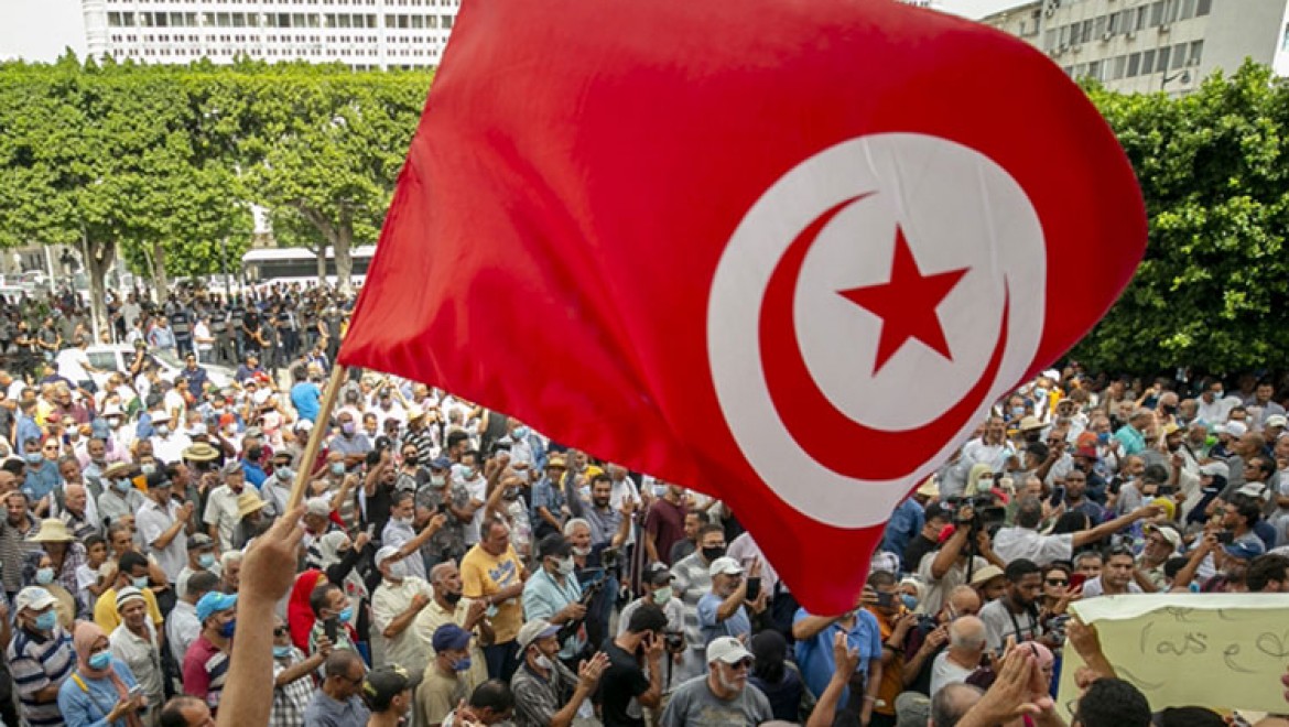 Tunus'ta Cumhurbaşkanı Said'in 'olağanüstü kararları' protesto edildi