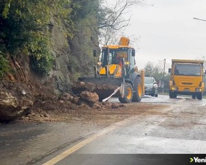 Sarıyer'de toprak kaymasında caddeye düşen kaya parçaları trafiği aksattı