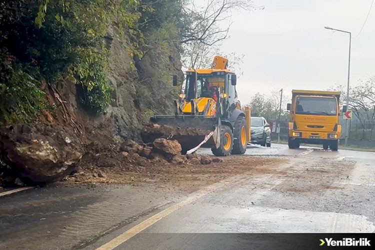 Sarıyer'de toprak kaymasında caddeye düşen kaya parçaları trafiği aksattı