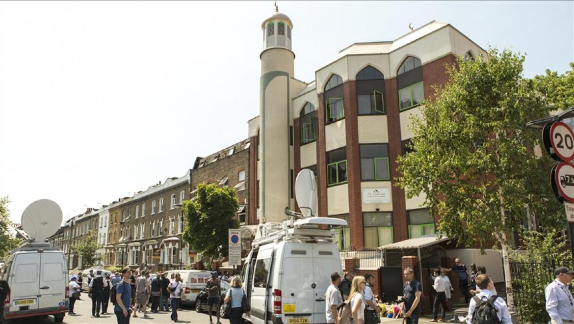 İngiltere'de 2 Camiye Sapanlı Saldırı