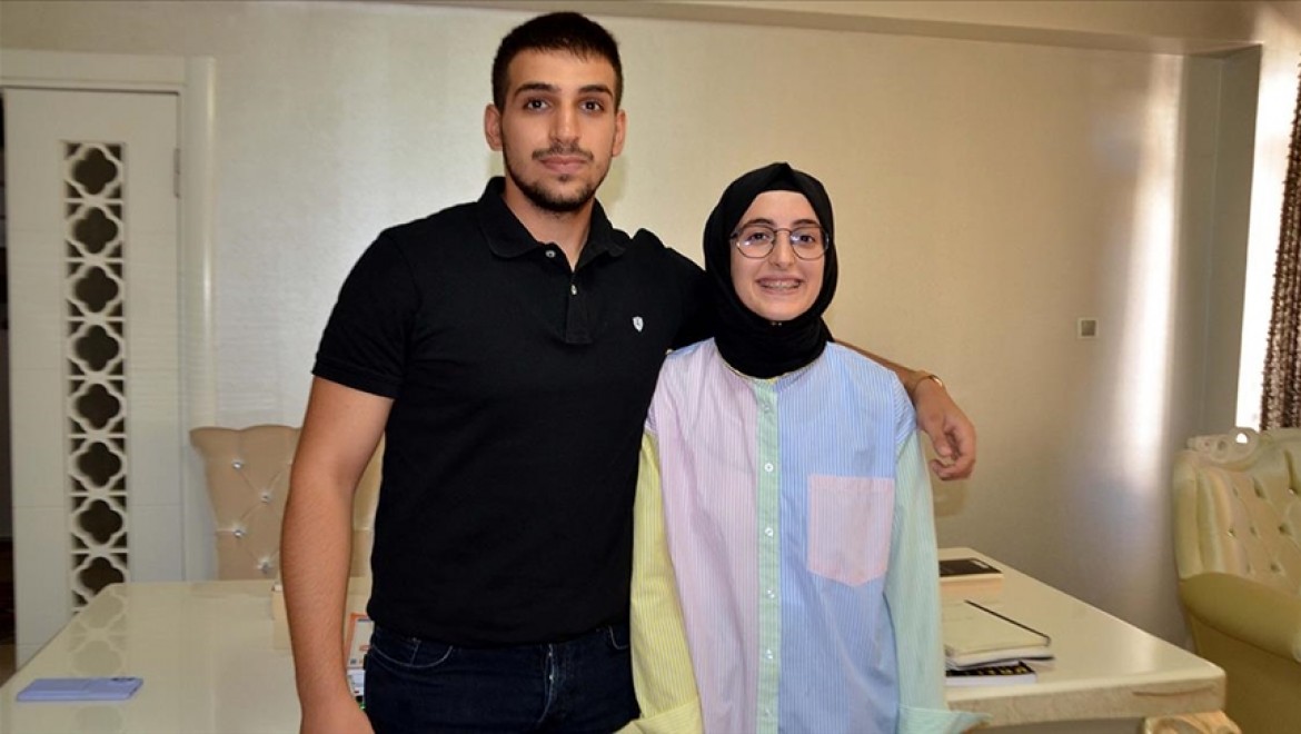 Muş'ta tıp fakültesini kazanan iki kardeş ailenin gururu oldu