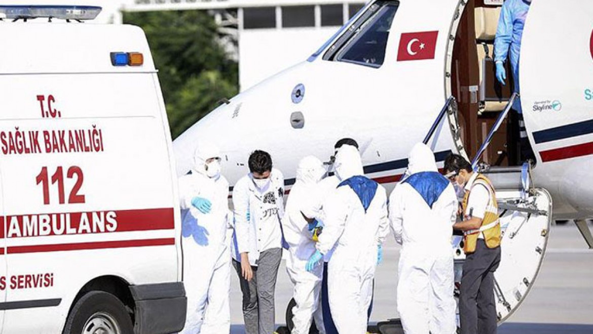 Kırgızistan'daki Kovid-19 hastası Türk vatandaşları ambulans uçakla yurda getirildi