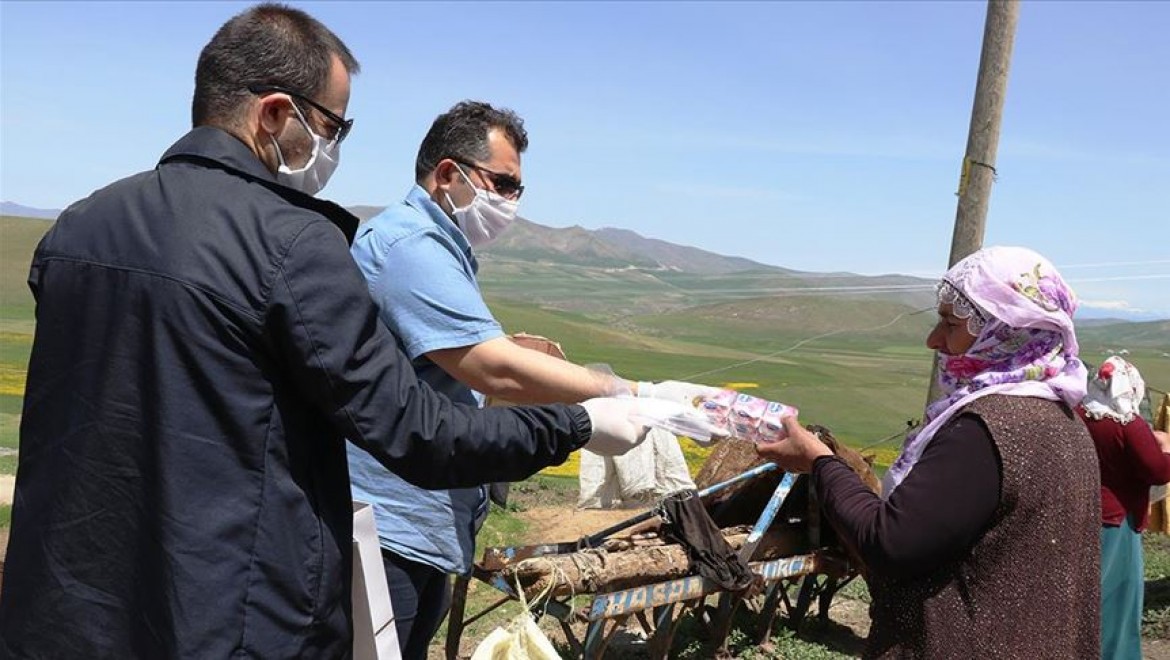 Ağrı'da Vefa ekibi en ücra köylerde maske ve sabun dağıtıyor