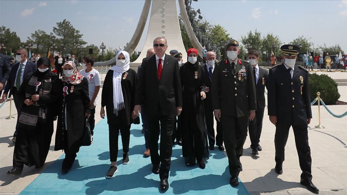 Cumhurbaşkanı Erdoğan 15 Temmuz Şehitler Abidesi'ne çiçek bıraktı